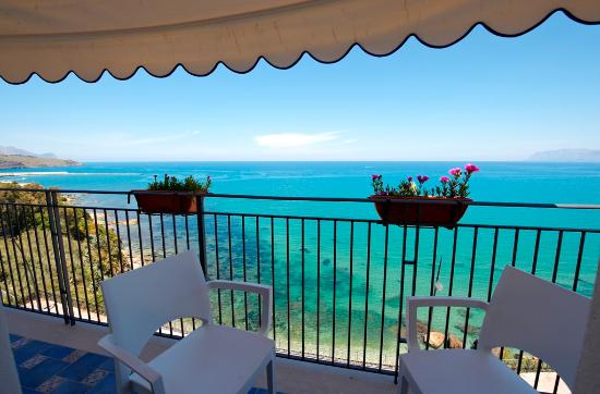 Cedimento del parapetto del balcone, caduta dal balcone